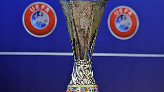 Kommt an den Niederrhein: Der Pokal der UEFA Europa League © 2014 Getty Images