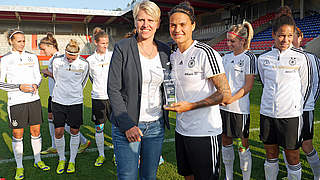 Von Doris Fitschen geehrt: Dzsenifer Marozsan (r.) © DFB