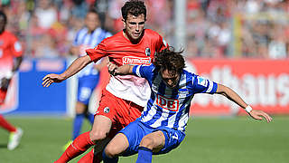 Intensive Zweikampfführung: Freiburgs Mehmedi (l.) im Duell mit Hosogai © 2013 Getty Images