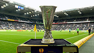 Um diese Trophäe spielen noch 32 Vereine: der Cup für den Europa-League-Gewinner © 2014 Getty Images