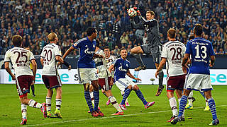 Herr der Lüfte: Manuel Neuer im Duell mit Ex-Klub Schalke © 2014 Getty Images