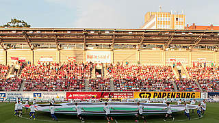 Derbystimmung: Im Erdgas Sportpark in Halle © 2013 Getty Images