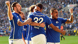 Derbysieg gegen den BVB: Schalke jubelt © 2014 Getty Images