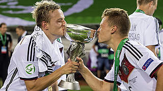 Ein Küsschen für den Pokal: Unsere U 19-Europameister © 2014 Getty Images