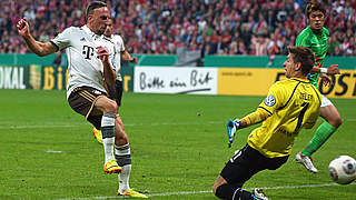 Im Duell mit Bayerns Franck Ribéry: Ron-Robert Zieler (r.) © 2013 Getty Images