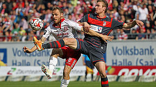 Duell: Furuholm (l.) gegen den Erfurter Menz © 2014 Getty Images