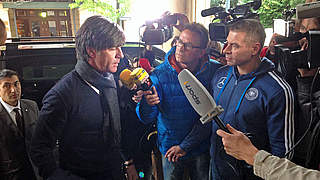 Es geht weiter: Bundestrainer Joachim Löw bei der Ankunft in Frankfurt © DFB