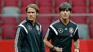 Nationalspieler beobachten: Bundestrainer Löw und Assistent Schneider © 2014 Getty Images