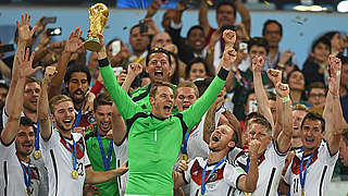 Manuel Neuer lifts the World Cup in Rio © 2014 Getty Images