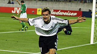 Einer von fünf Turniertreffern: Miroslav Klose bei der WM 2002 gegen
Irland © 2002 Getty Images