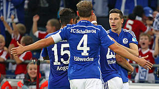 Rückkehrer jubelt mit Torschütze: die Schalker Höwedes (M.) und Draxler (r.) © imago/osnapix