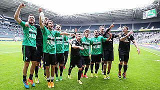 Jubel bei Bremen II: Die Hanseaten machten in Gladbach den Aufstieg perfekt © 2015 Getty Images