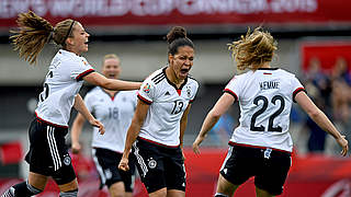 Erleichterung pur: Dreifach-Torschützin Sasic schreit ihre Freude heraus (2.v.r.) © 2015 FIFA