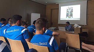 Lauschen interessiert dem Vortrag: Die deutschen U 21-Nationalspieler © DFB