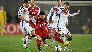 Umzingelt: Mario Götze (l.) und Bastian Schweinsteiger (r.) erobern den Ball © Getty Images