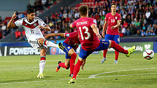 Das Tor zum Ausgleich im EM-Auftaktspiel gegen Serbien: Liverpools Emre Can (l.) © 2015 Getty Images