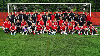 Das Team und das Team dahinter: die deutsche Delegation bei der WM in Kanada © DFB