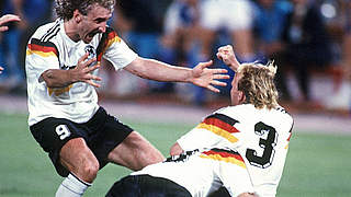 Weltmeister 1990: Rudi Völler (l.) und Andreas Brehme (r.) jubeln © 