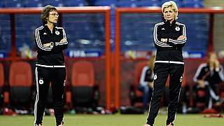 Silvia Neid (right) with Ulrike Ballweg at the final training session © 2015 Getty Images