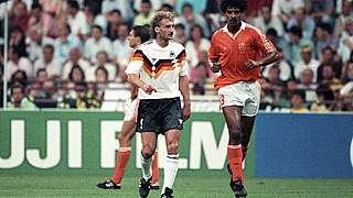 Hitziges Duell bei der WM 1990: Rudi Völler gegen Frank Rijkaard © imago