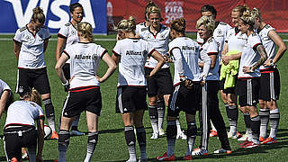 Gemeinsam wieder nach vorne schauen: die DFB-Frauen vor dem England-Spiel  © 