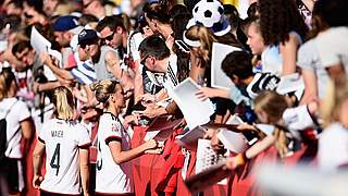 Großes Interesse: Fans in Deutschland und Kanada unterstützen die DFB-Frauen © 2015 Getty Images