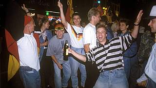 Stimmung: Nach dem Titelgewinn 1990 wird in ganz Deutschland gefeiert. © Imago