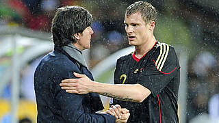 Zollt der Entscheidung von Marcell Jansen Respekt: Joachim Löw (l.) © 2010 AFP