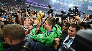 Feiert ein Jahr nach dem Titel mit Fans und Amateurfußballern: Ron-Robert Zieler © 2014 Getty Images