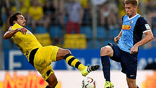 Intensives Testspiel: Mats Hummels (l.) und Simon Terodde © 2015 Getty Images