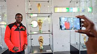 Besonders die WM-Pokale waren unter den Spielern ein beliebtes Fotomotiv © 2015 Getty Images