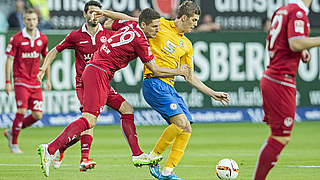 Intensive Zweikämpfe ohne Sieger: Kaiserslautern gegen Braunschweig © 2015 Getty Images