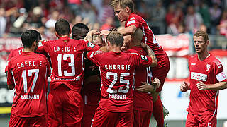 Zweiter Sieg im zweiten Spiel: Energie Cottbus feiert die Tabellenführung © 2015 Getty Images