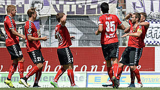 Das 1:0 gegen Aue: Michele Rizzi (2.v.r.) bejubelt die Führung für Sonnenhof Großaspach © 2015 Getty Images