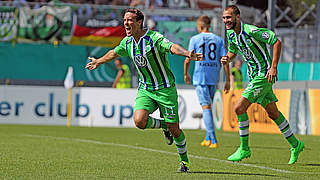 Das erste Pflichtspieltor für Wolfsburg: Max Kruse (l.) trifft und jubelt im DFB-Pokal © imago/Sportfoto Rudel