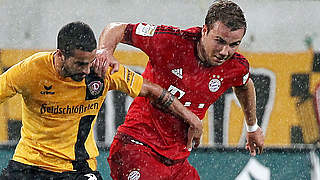 Benefizspiel in Dresden: Nils Teixeira und Mario Götze (r.) kämpfen um den Ball © 2015 Getty Images