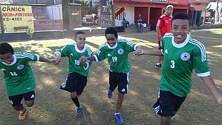 Kinderlachen in Grün: die brasilianischen Jugendlichen in ihren neuen DFB-Trikots © DFB