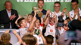 Letzter Jubel mit Pokal: Zum 