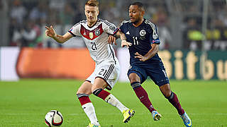 2:1 im Hinspiel der EM-Qualifikation: Reus (l.) und das DFB-Team besiegen Schottland © 2014 Getty Images