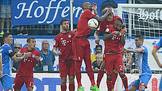 Die Szene vor dem Platzverweis: Boateng (M.) wehrt den Freistoß mit der Hand ab © 2015 Getty Images