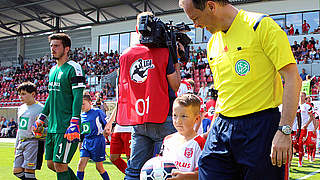 Glücksbringer beim 3:0 gegen Wehen Wiesbaden: Halles Einlaufkind Maximilian Pohle © HFC/Andreas Feineis