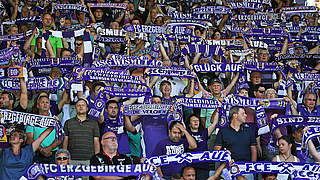 Hoffen auf einen Heimsieg gegen Mitabsteiger Aalen: die Fans von Erzgebirge Aue © 2015 Getty Images