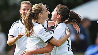 Dänemark U 16 - Deutschland U 16 1:3 (0:2): Maral Artin (r.) und Sophia Kleinherne feiern den Treffer zum zwischenzeitlichen 0:3 © 2015 Getty Images