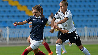 Deutschland U 17 - Frankreich U 17 3:1 (1:1): Giulia Gwinn (r.) im Zweikampf mit der Französin Tess Laplacette © 2015 Getty Images