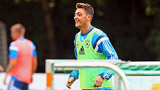 Mesut Özil after testing out his knee in training: “My knee felt good” © 2015 Getty Images