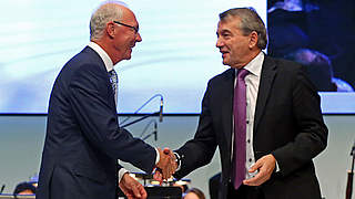 Herzlichen Glückwunsch zum 70. Geburtstag: Niersbach (r.) und Beckenbauer © 2013 Getty Images