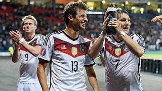 30 Tore in 65 Länderspielen: Thomas Müller (M.) hat beste Laune im Hampden Park © GES/Markus Gilliar