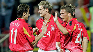 Dreierpack gegen Südafrika: Lukas Podolski (r.) jubelt mit Debütant Marcel Janssen  © 2005 Getty Images