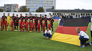 Vor dem Anpfiff in Wloclawek wird die deutsche Nationalhymne gespielt: Max Christiansen, Torwart Marius Gersbeck, Grischa Prömel, Erdal Öztürk, Marvin Schulz, Lukas Klünter, Sebastian Stolze, Maximilian Eggestein, Mahmoud Dahoud und Maximilian Wittek © 2015 Getty Images