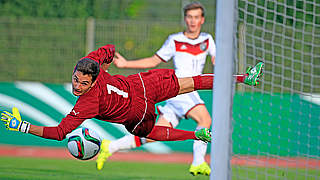 Deutschland - Italien 1:2 (1:1): Das war knapp: Italien-Torwart Greco pariert gegen Otto (r.) © 2015 Getty Images